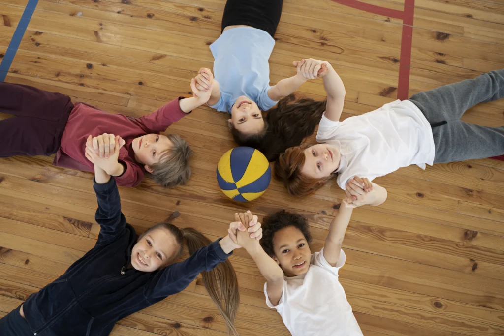 Enfants à l'école de volley